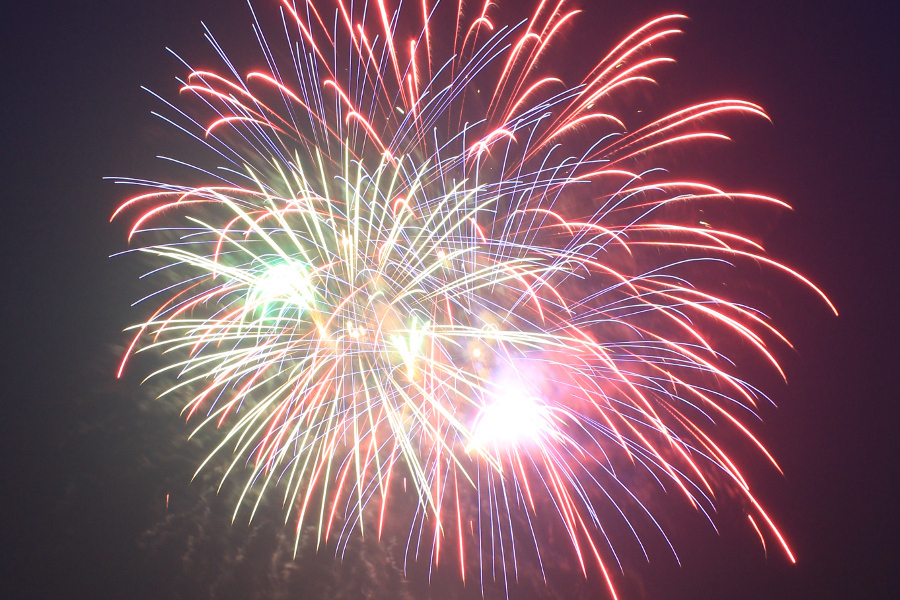 風情ある街並みの夜空を彩る「人吉花火大会」