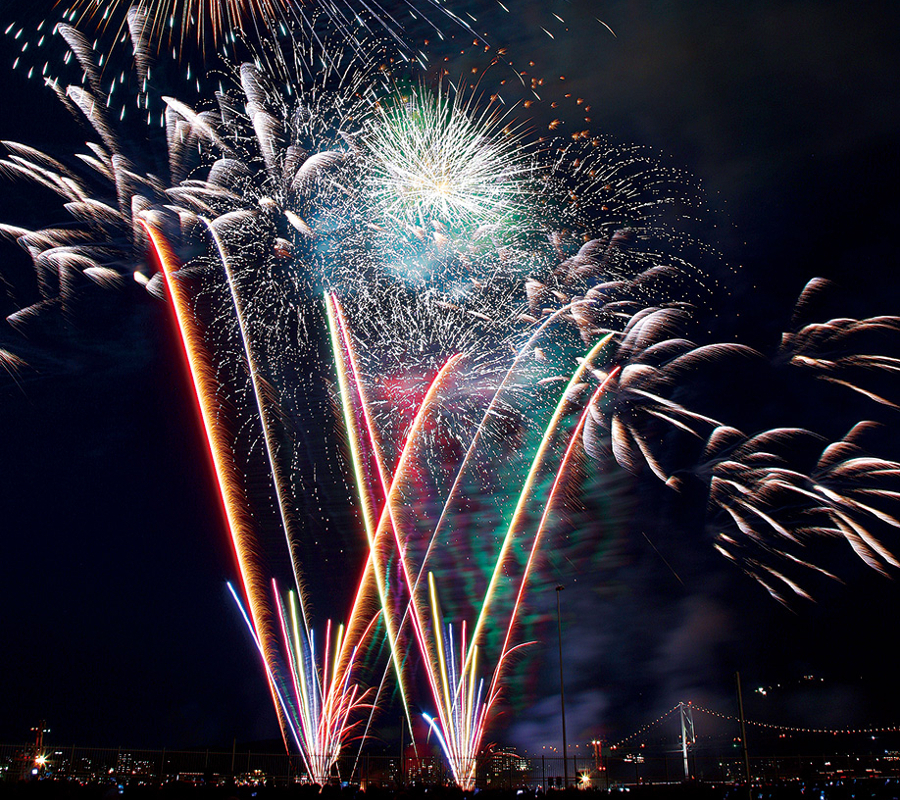 門司側では、音楽に合わせて上がる花火や大玉の連続打ち上げが見どころ 音楽に合わせて上がる花火や大玉の連続打ち上げが見どころ
