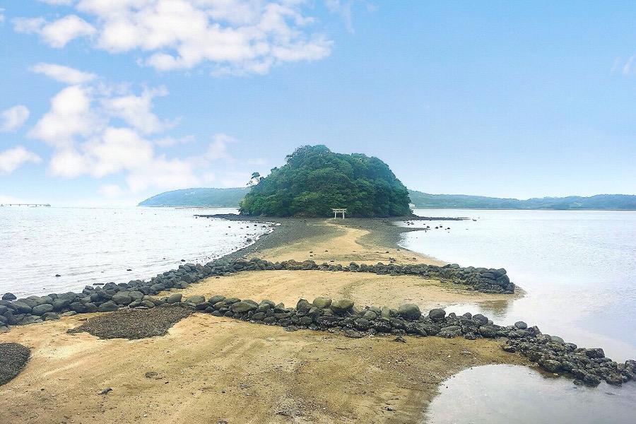 干潮時にのみ現れる、神秘的な参道 干潮時にのみ現れる、神秘的な参道