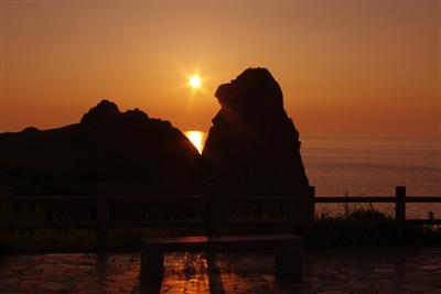 島の西側に位置しており、夕日の美しさでも知られる人気スポット