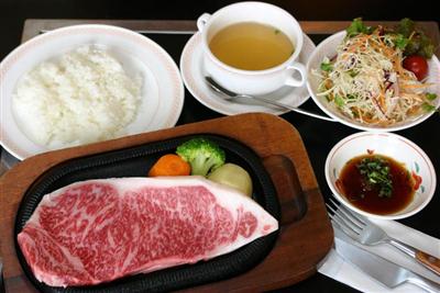 口の中で程よい脂質がとけて、一気に肉のうまみが広がります