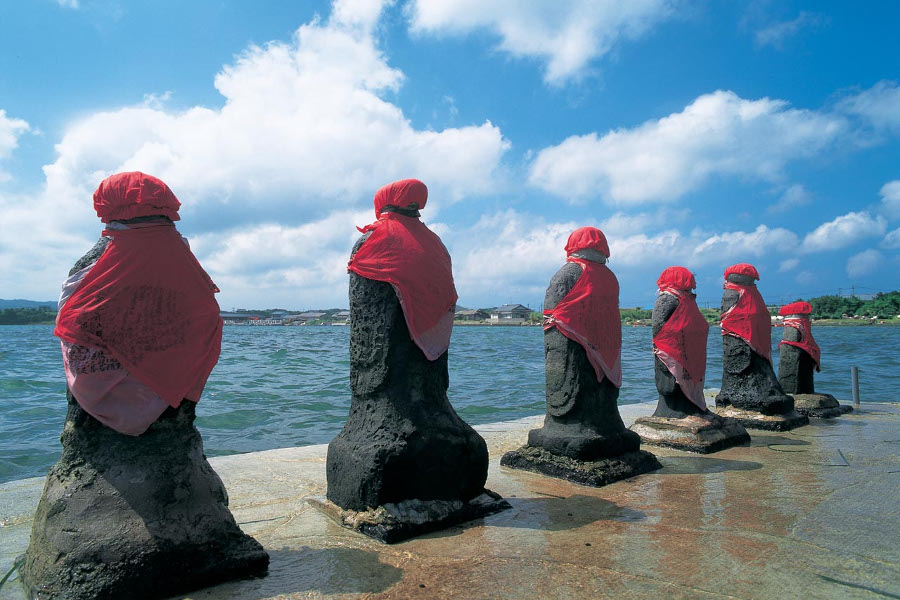 海女で有名な八幡浦の海中に祀られているはらほげ地蔵はすぐ近く