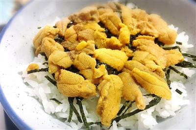新鮮な生ウニをそのまま味わう「生ウニぶっかけ丼」