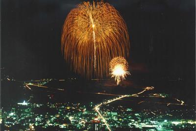 2500発の花火が打ち上げられる「嬉野温泉夏まつり大花火大会