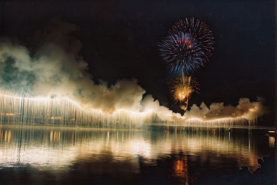 長さ1キロの巨大ナイアガラは圧巻 長さ1キロの巨大ナイアガラは圧巻