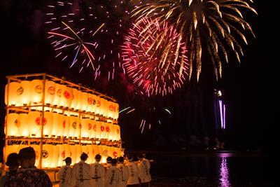 花火の閃光がビーチを幻想的に彩ります