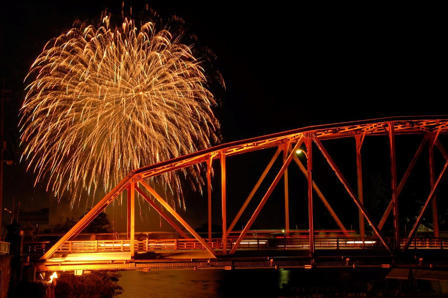 官人橋近くで打ち上がる「川上峡花火大会」 官人橋近くで打ち上がる「川上峡花火大会」