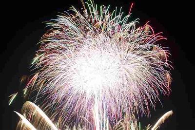 音楽花火やしだれ柳など2500発が打ち上がります