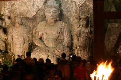 大分の幻想的な祭り「国宝臼杵石仏火まつり」