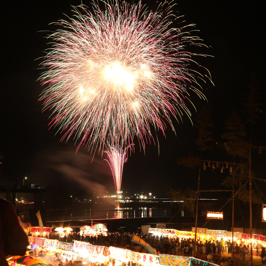 祭りの2日目の夜に開かれる「鶴市花傘鉾祭花火大会」 祭りの2日目の夜に開かれる「鶴市花傘鉾祭花火大会」