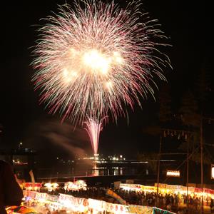 祭りの2日目の夜に開かれる「鶴市花傘鉾祭花火大会」