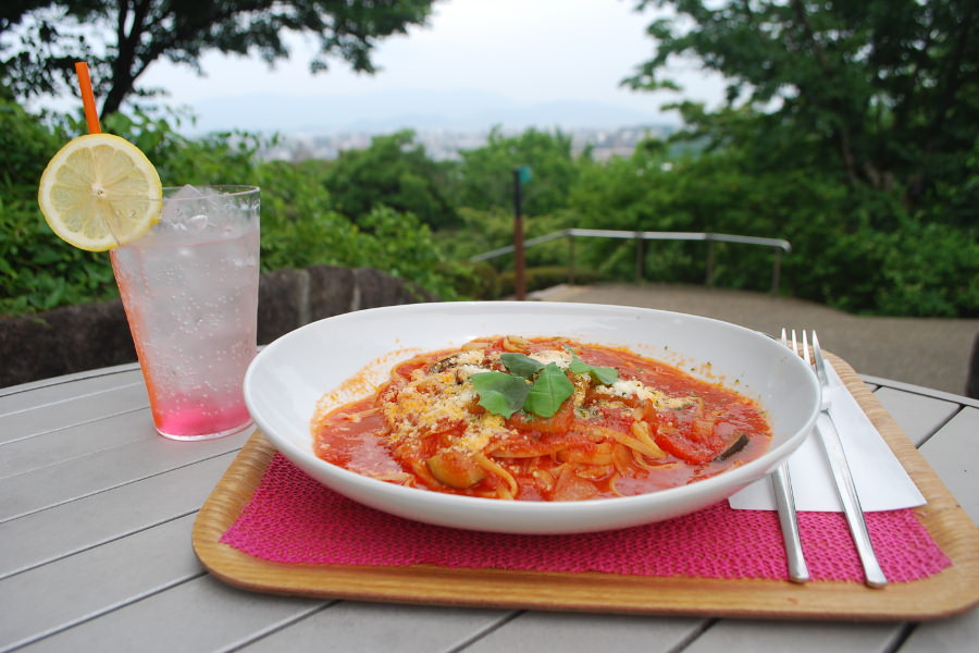 「菜園トマトソースパスタ」と「ローズスカッシュ」