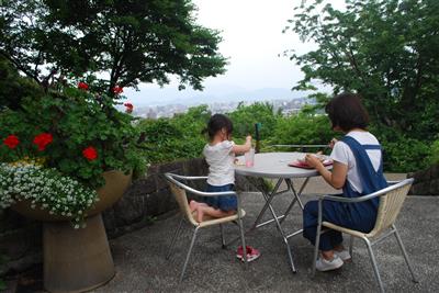 外のテラス席から街の景色をみることができます