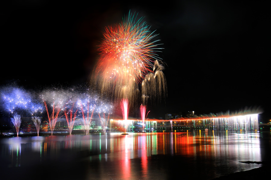 花火と星空の競演が楽しめます 花火と星空の競演が楽しめます