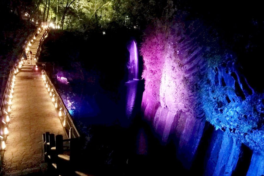 滝のライトアップと竹灯籠の灯りが美しい「高千穂峡」 滝のライトアップと竹灯籠の灯りが美しい「高千穂峡」