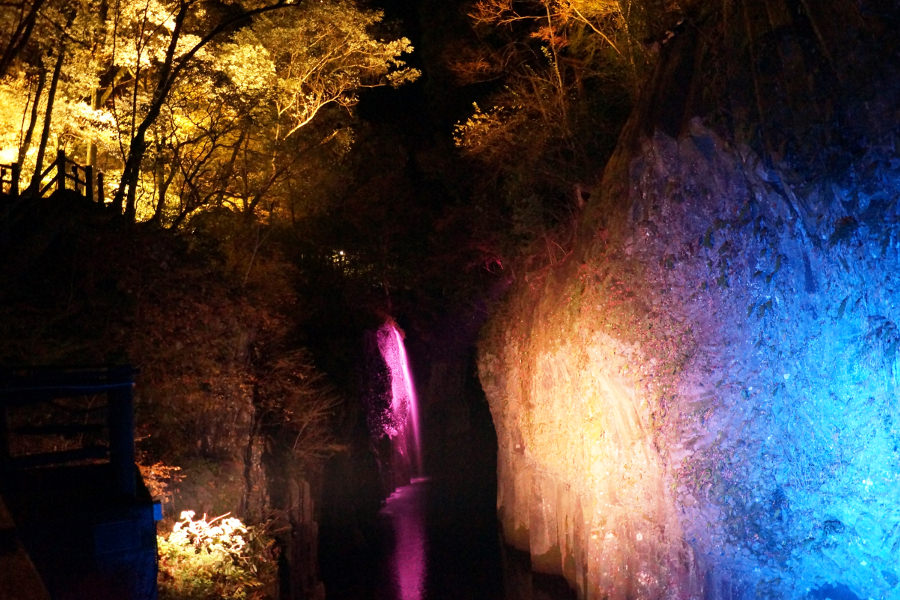 色の移り変わりで景色が変わる「真名井の滝」 色の移り変わりで景色が変わる「真名井の滝」