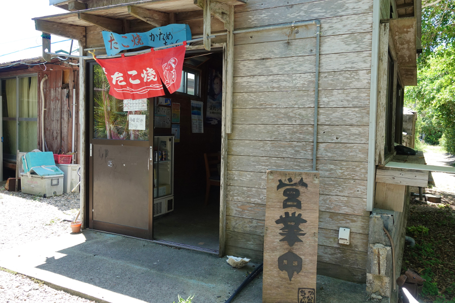 諸鈍集落のデイゴ並木の入り口にあるかなめちゃん