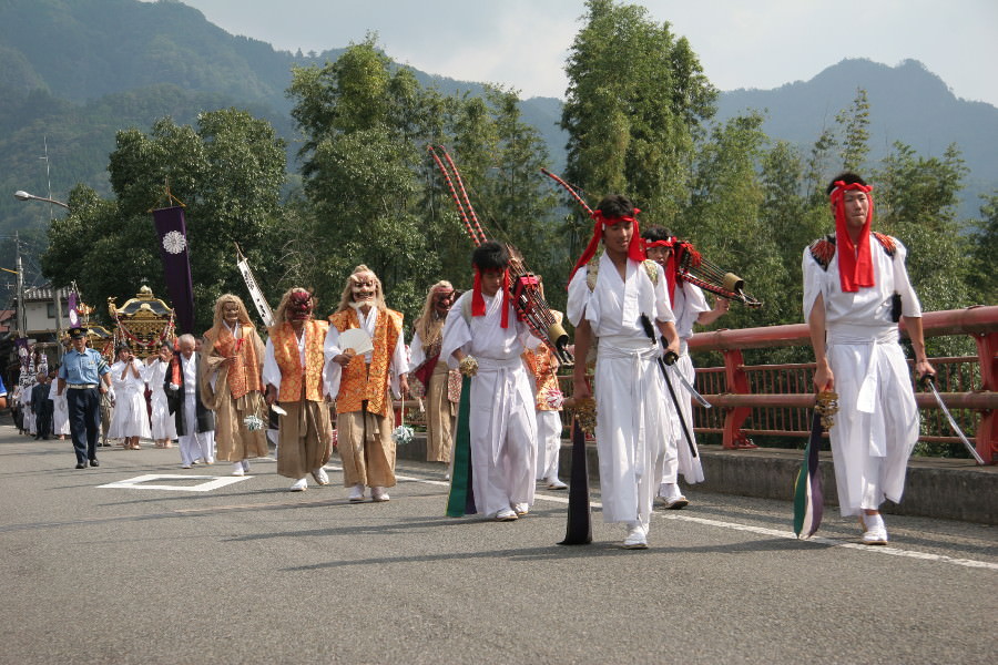 御神幸祭では、東本宮から西本宮、最後に東本宮へ
