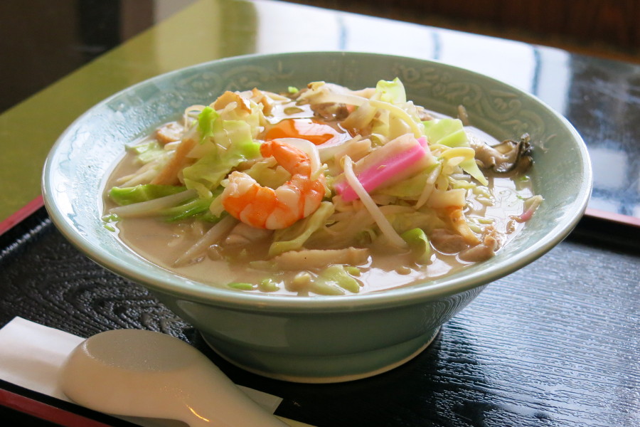 ロイヤルちゃんぽんは具材たっぷり。トッピングに生卵がのります ロイヤルちゃんぽんは具材たっぷり。トッピングに生卵がのります