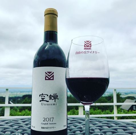 ▲丘から吹くそよ風を受けて飲むワインはおいしさもひとしお。空蝉(うつせみ)2017 原料:キャンベル/岩松 空蝉2017