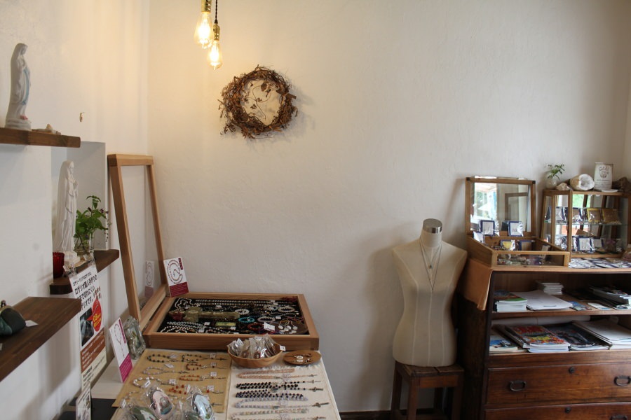 木目調と白壁のあたたかみのある店内 木目調と白壁のあたたかみのある店内