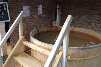 源泉樽風呂は、温泉成分による独特の匂いがあります