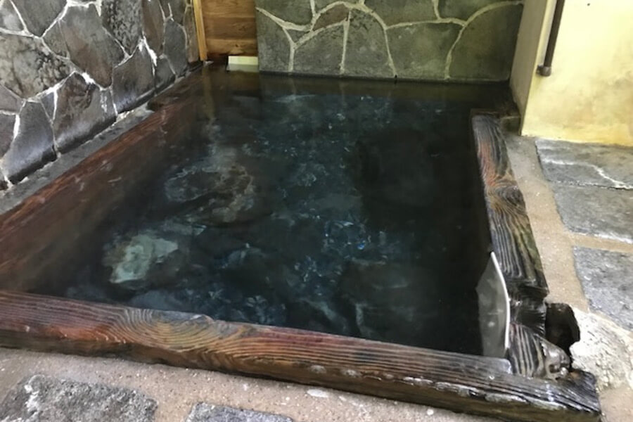 足元から湧出してくる湯は透明度が高くかけ流し。微かな硫黄臭がします。ぬる湯なので長い時間楽しめます 足元から湧出してくる湯は透明度が高くかけ流し。微かな硫黄臭が