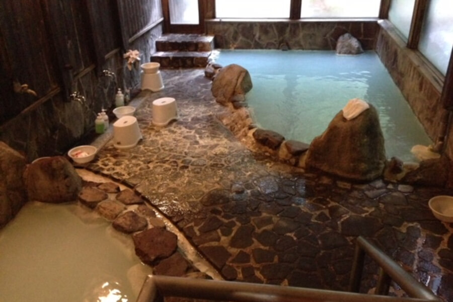 左手前はかけ流しの源泉浴槽、奥が加温浴槽 左手前はかけ流しの源泉浴槽、奥が加温浴槽