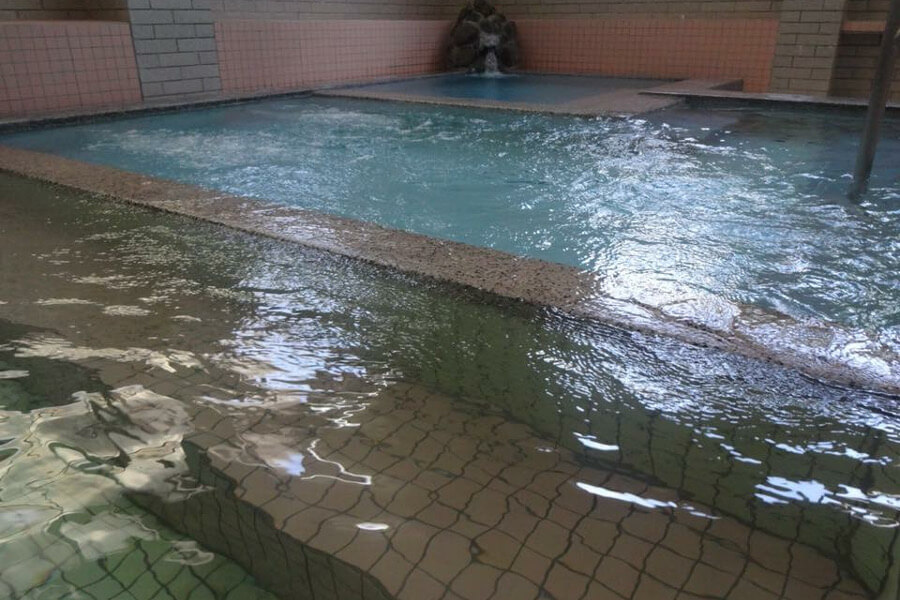 ぬる湯、中湯、上がり湯の浴槽 ぬる湯、中湯、上がり湯の浴槽