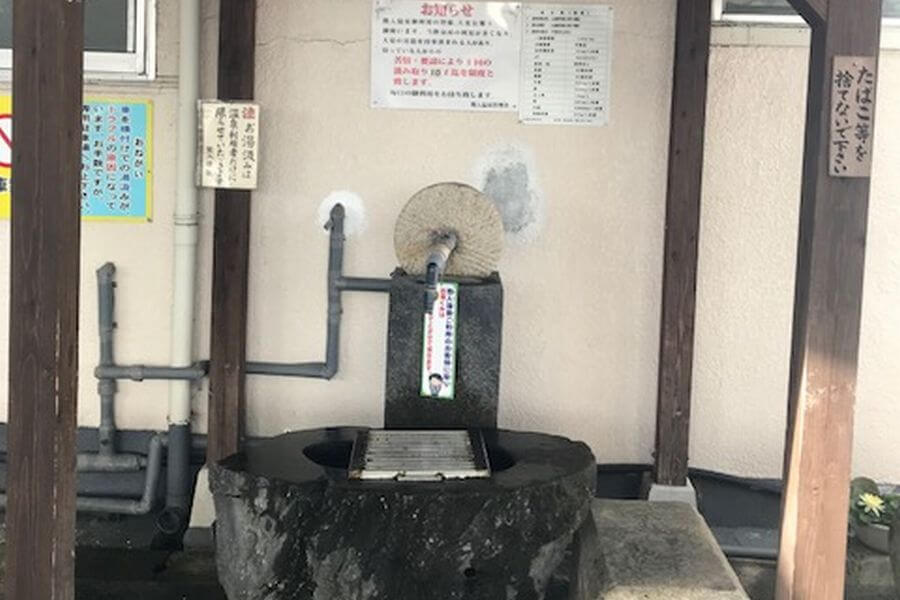 駐車場側に源泉持ち帰りの飲泉場があります