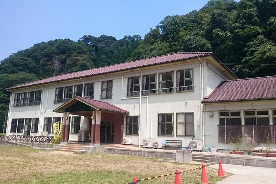 小学校の校舎を利用した「やかたの学校」 小学校の校舎を利用した「やかたの学校」