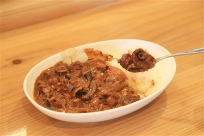 タコから出るダシがやみつきになる「タコカレー」