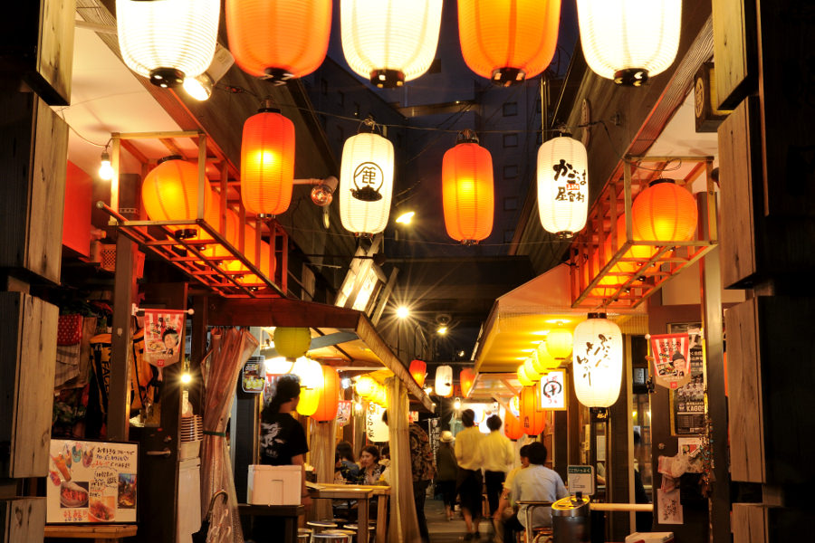 旬の食材や郷土料理を鹿児島弁でおもてしをする個性豊かな屋台が並びます 旬の食材や郷土料理をおもてしをする個性豊かな屋台が並びます