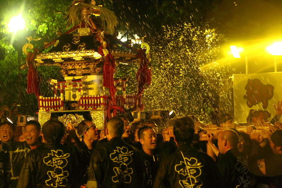 イベント満載の2日間、迫力の神輿も見どころです イベント満載の2日間、迫力の神輿も見どころです