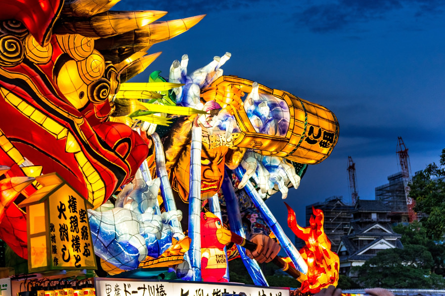 熊本城をバックに「ラッセーラ!ラッセーラ!」の掛け声と共にハネトが踊ります 「ラッセーラ!ラッセーラ!」の掛け声と共にハネトが踊ります