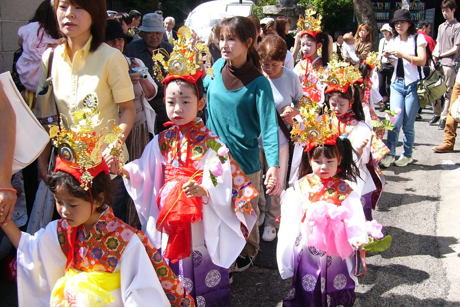 伝統的な衣装をまとっての愛らしい稚児行列 伝統的な衣装をまとっての愛らしい稚児行列