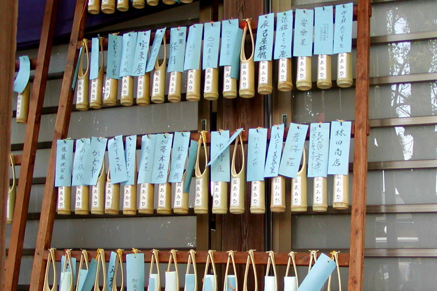 竹筒に温泉を入れてまつる「献湯筒供養」 竹筒に温泉を入れてまつる「献湯筒供養」