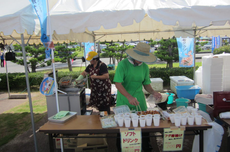 鯛めし、車えびの素揚げや串焼きの販売も行われます 鯛めし、車えびの素揚げや串焼きの販売も行われます