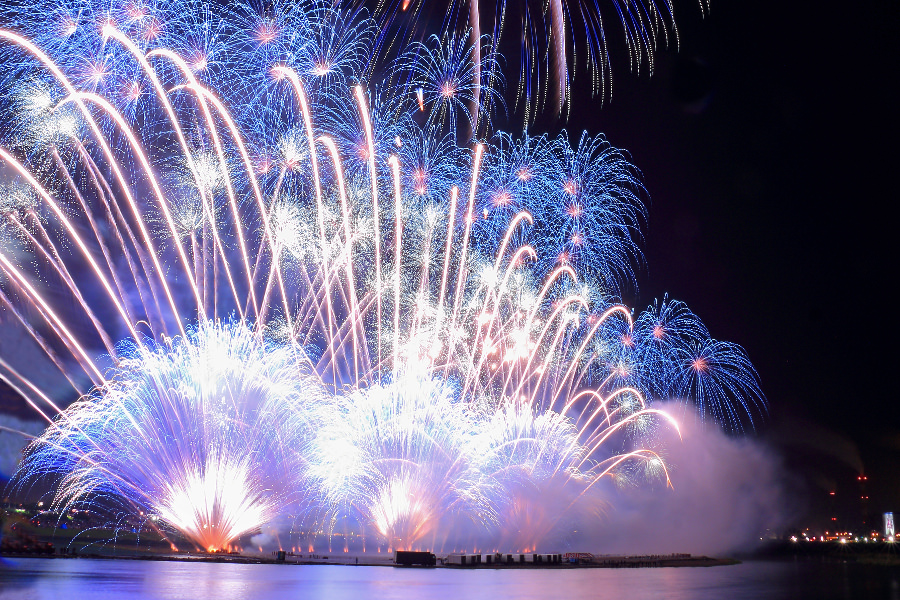 入賞目指して花火師の技が競われる「やつしろ全国花火競技大会」 入賞目指して花火師の技が競われる「やつしろ全国花火競技大会」