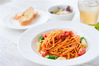 色鮮やかな野菜を使った「季節野菜トマトソースパスタ」