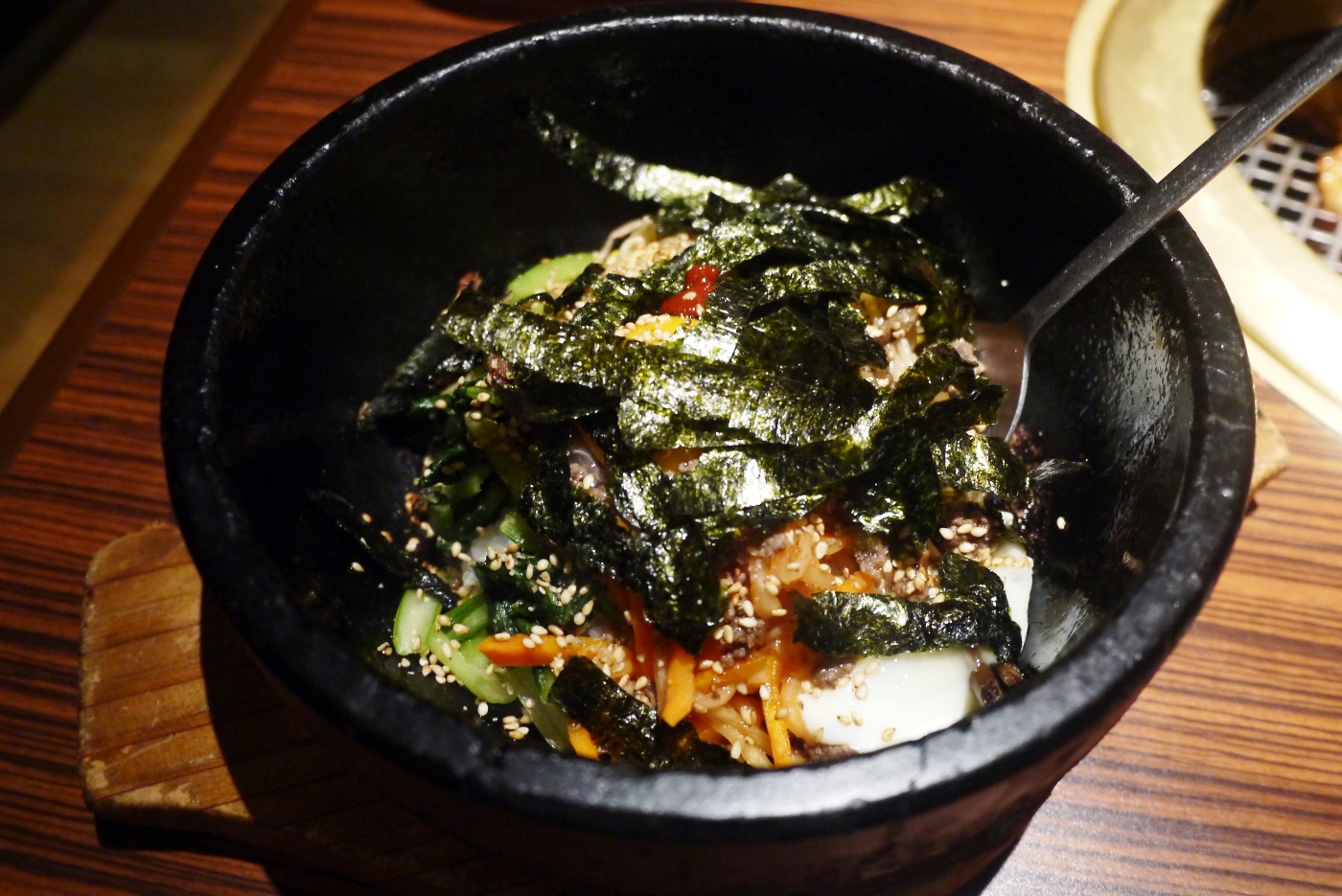 お昼は冷麺と一緒に注文されることが多い「石焼ビビンバ820円