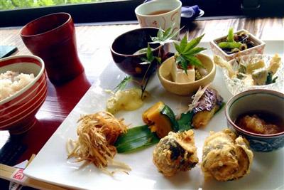 旬のお料理を色々と楽しめる「季節のおそうざいランチ1080円