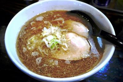 大分のラーメン通が絶賛する「豚骨醤油ラーメン680円」
