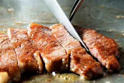 ジューシーな肉の旨味を堪能できる「豊後牛鉄板焼（ステーキ）」