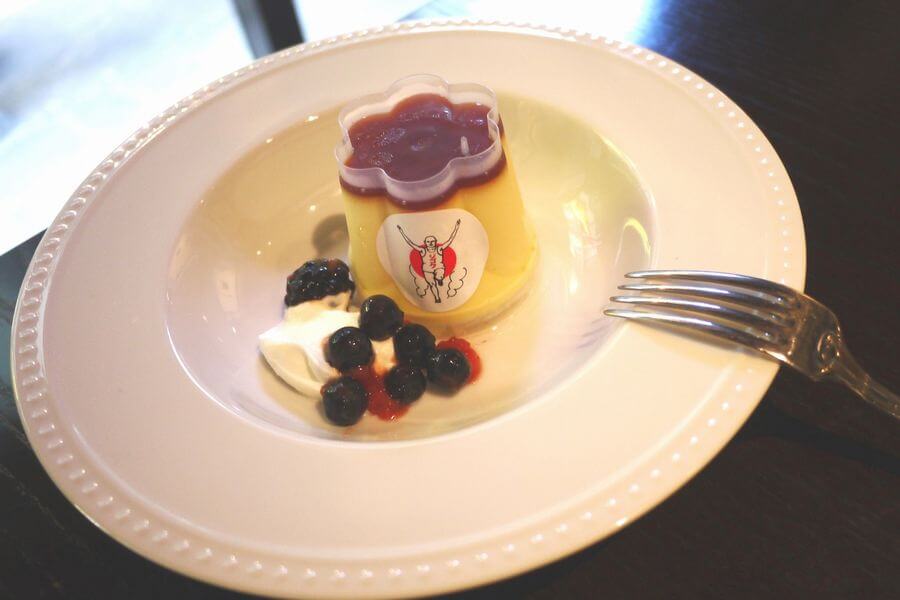 ランチコースの選べるドルチェ「烏骨鶏の地獄蒸しプリン」