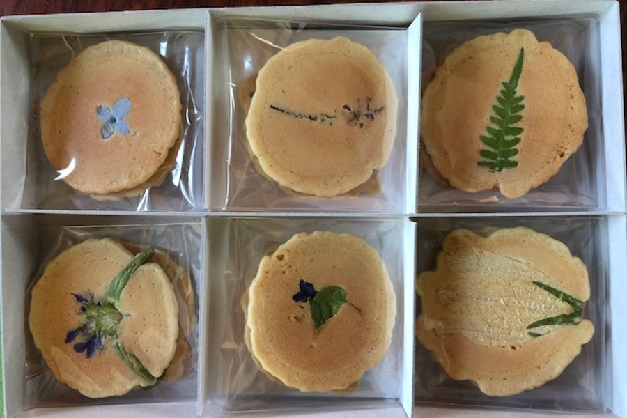 湯布院の大自然が育んだ山野草を焼き込んだ「摘み草せんべい」。直径約5.5センチ 湯布院の大自然が育んだ山野草を焼き込んだ「摘み草せんべい」
