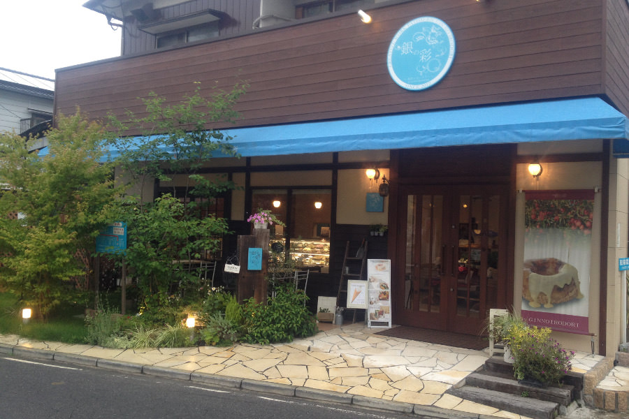 店内にはイートインコーナーやテラス席もあり、ティータイムに立