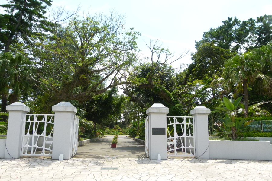 入口は、28年にリニューアルしてデザインが一新。門扉は歴史継承の意味から、既存のものを引き続き使用されています 入口は、28年にリニューアルしてデザインが一新。門扉は歴史継