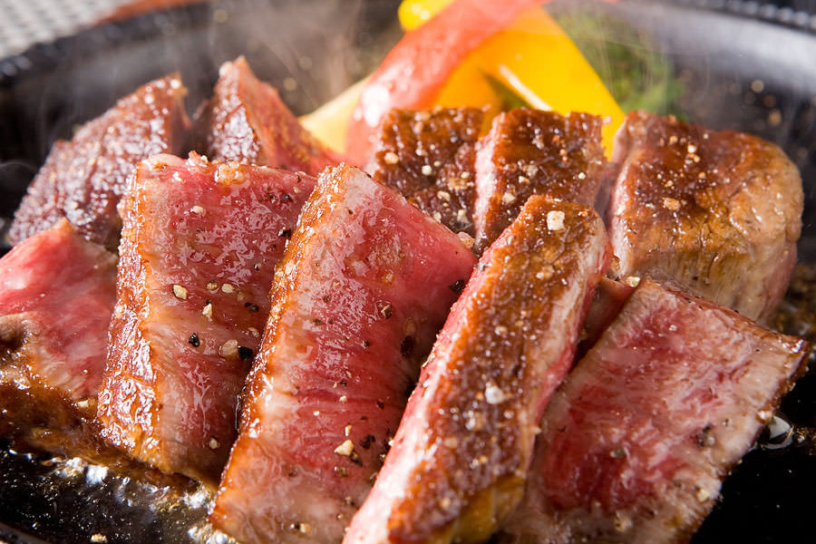 地産地消をモットーに、特選伊万里牛ステーキをリーズナブルに提供 地産地消をモットーに、特選伊万里牛ステーキをリーズナブルに提