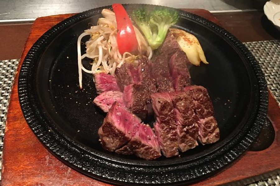 分厚くカットされたステーキを豪快に頬張りましょう